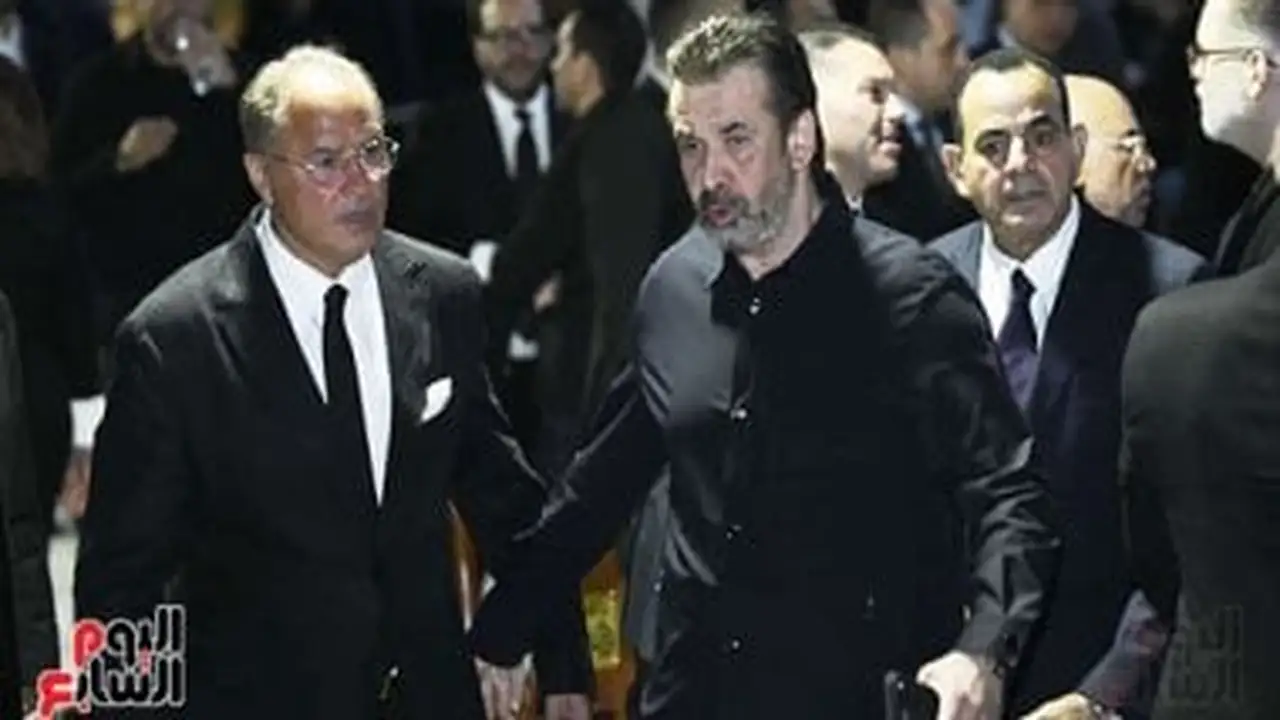 مشاهد مؤثرة.. نجوم الفن يواسون هاني شاكر في مراسم عزاء الراحل